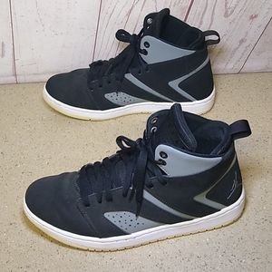 Jordan Flight Legend Men's 8.5 or Women's 10 🖤 Black & Gray
